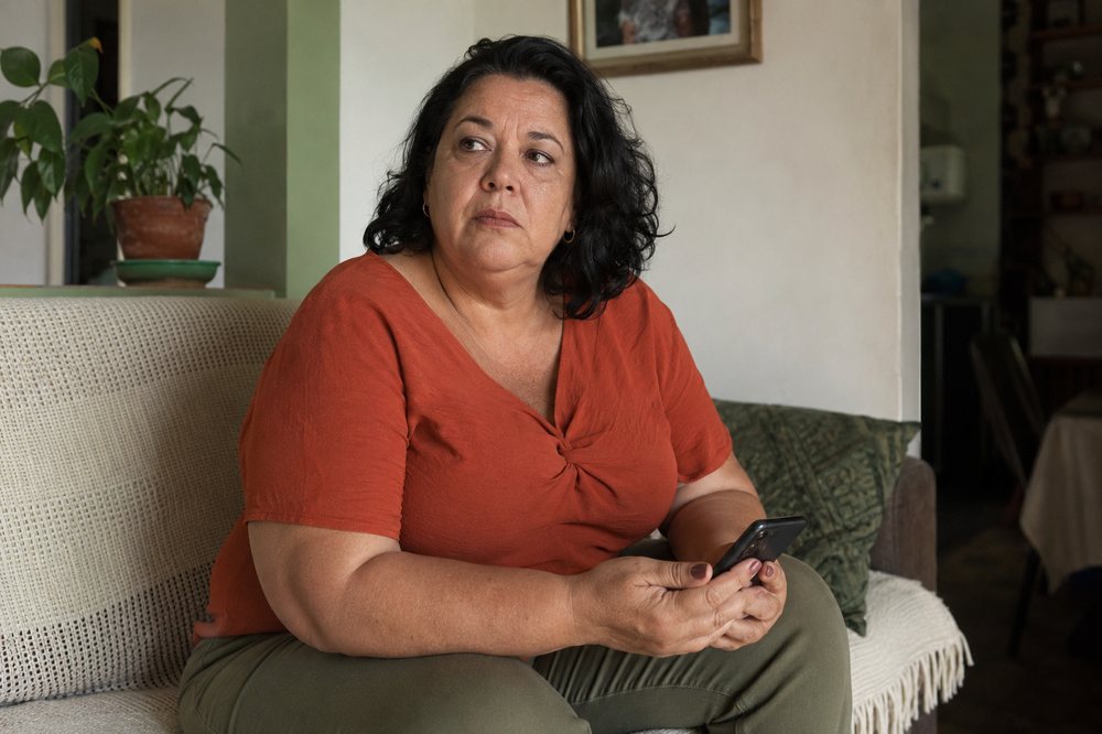 Mulher madura em um momento de cansaço tranquilo no fim do dia